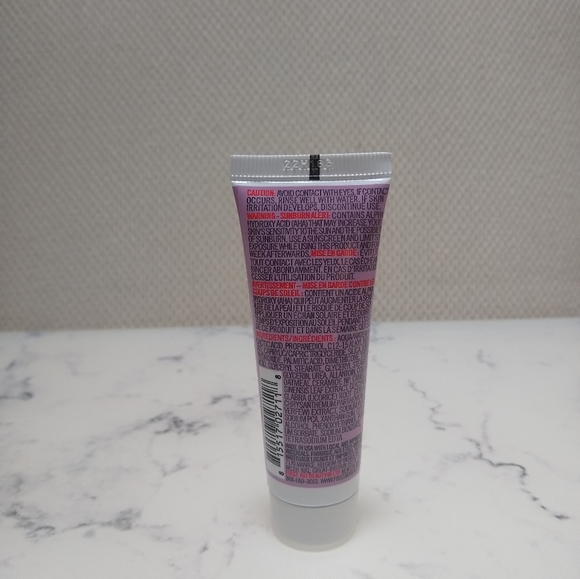 First Aid Beauty KP Smoothing Body Lotion 1oz 28.3g Deluxe Travel Size - Picture 2 of 4